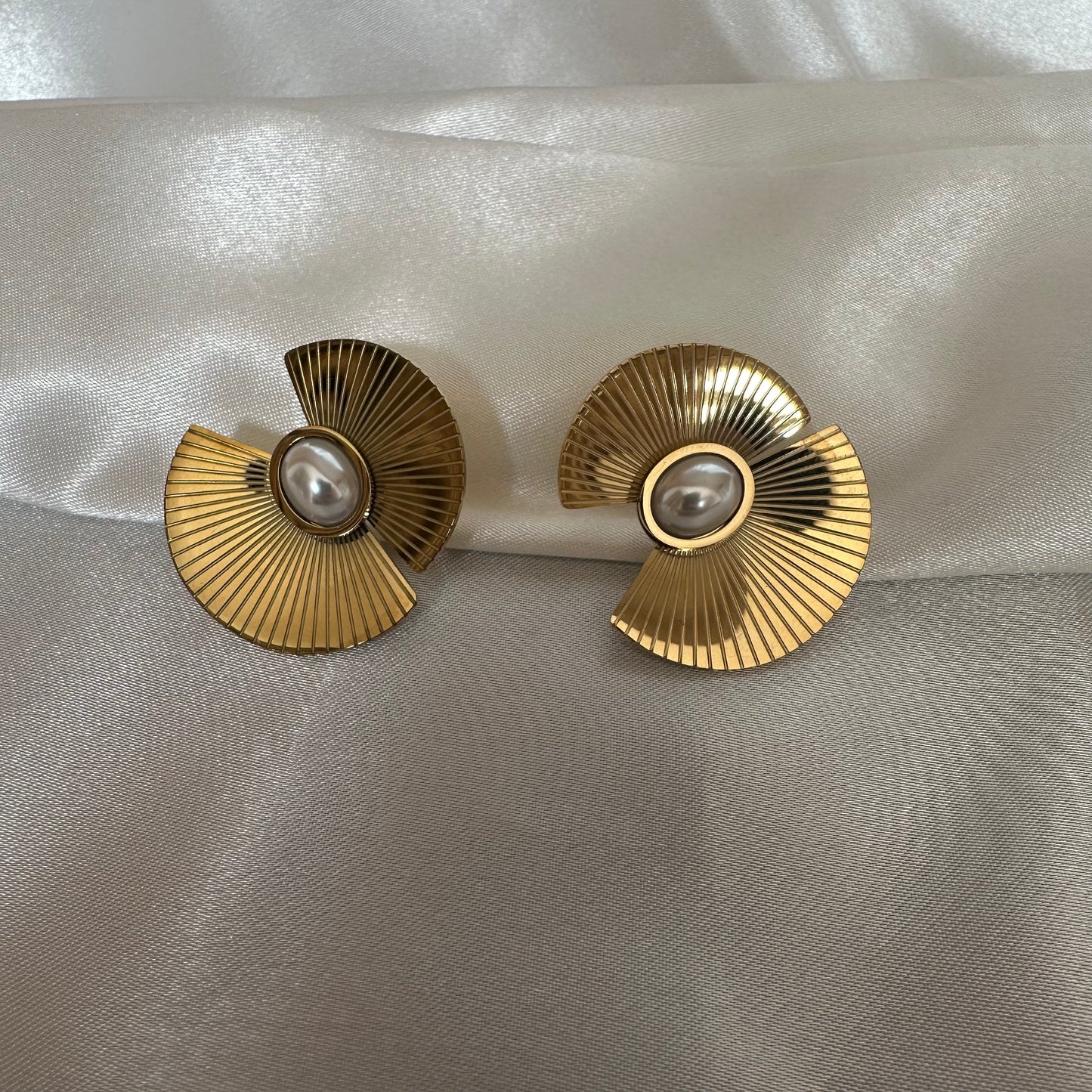 Gold Stud Earrings - Pearl (II)