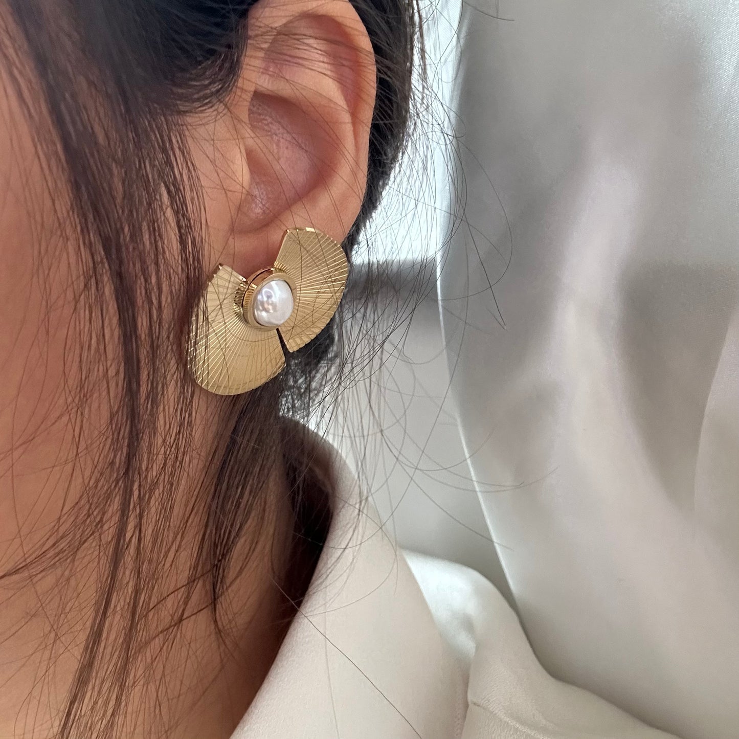 Gold Stud Earrings - Pearl (II)